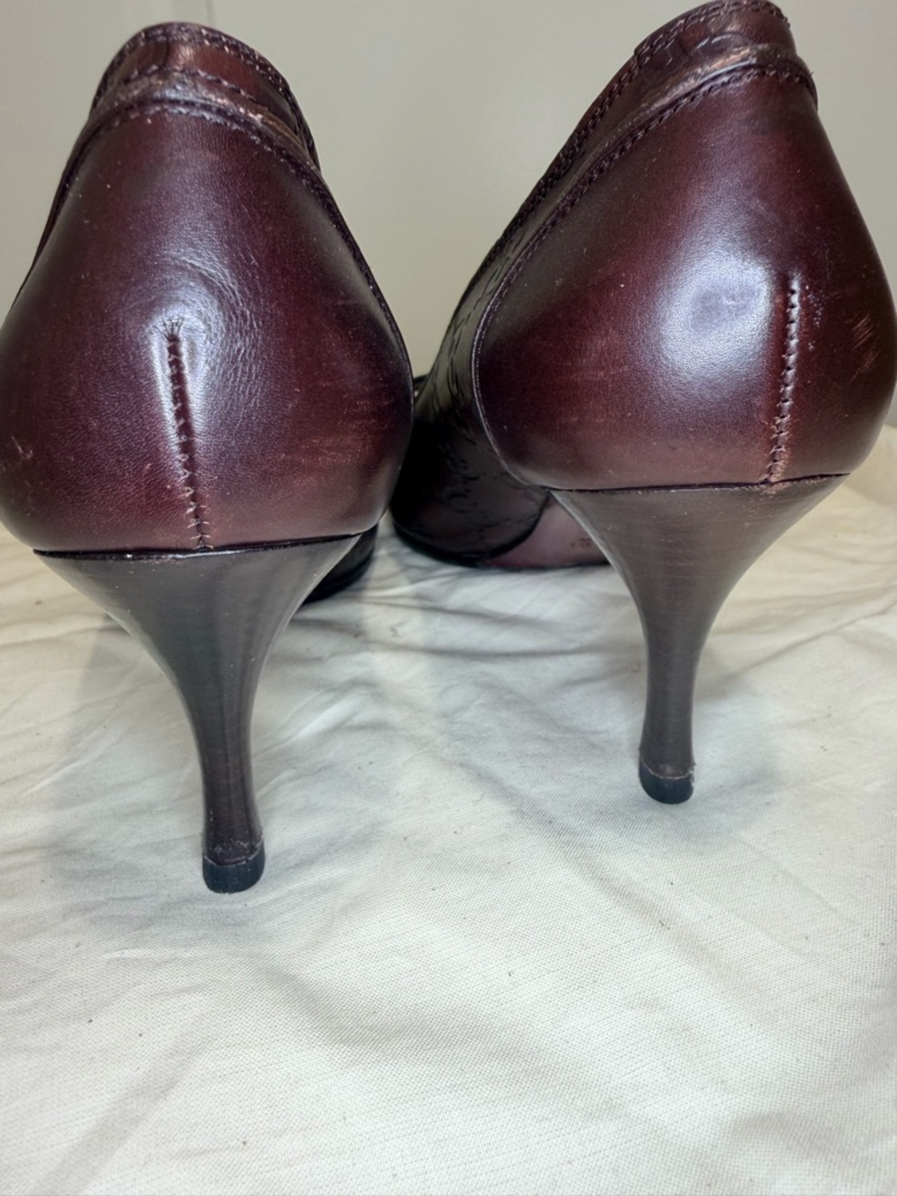 Gucci Women's Dark Brown Pointed-Toe Leather Flats with Gold Hardware - Picture 5 of 5